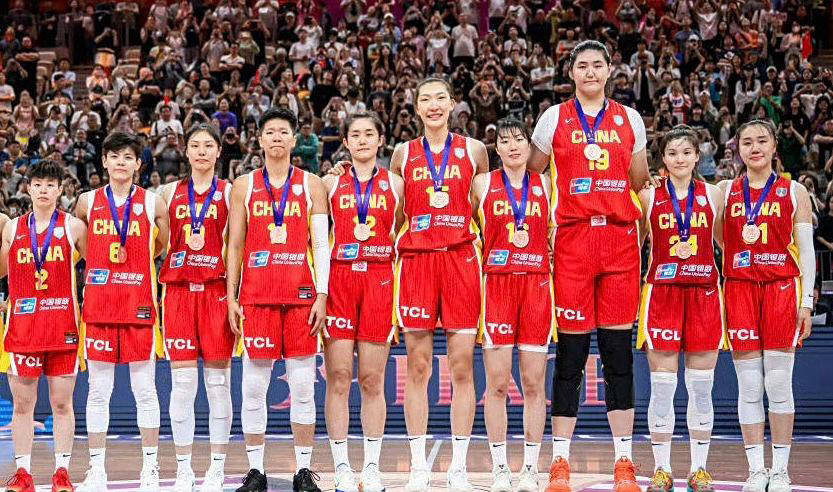 宫鲁鸣大刀(dāo)阔斧，调整国家队阵容(róng)