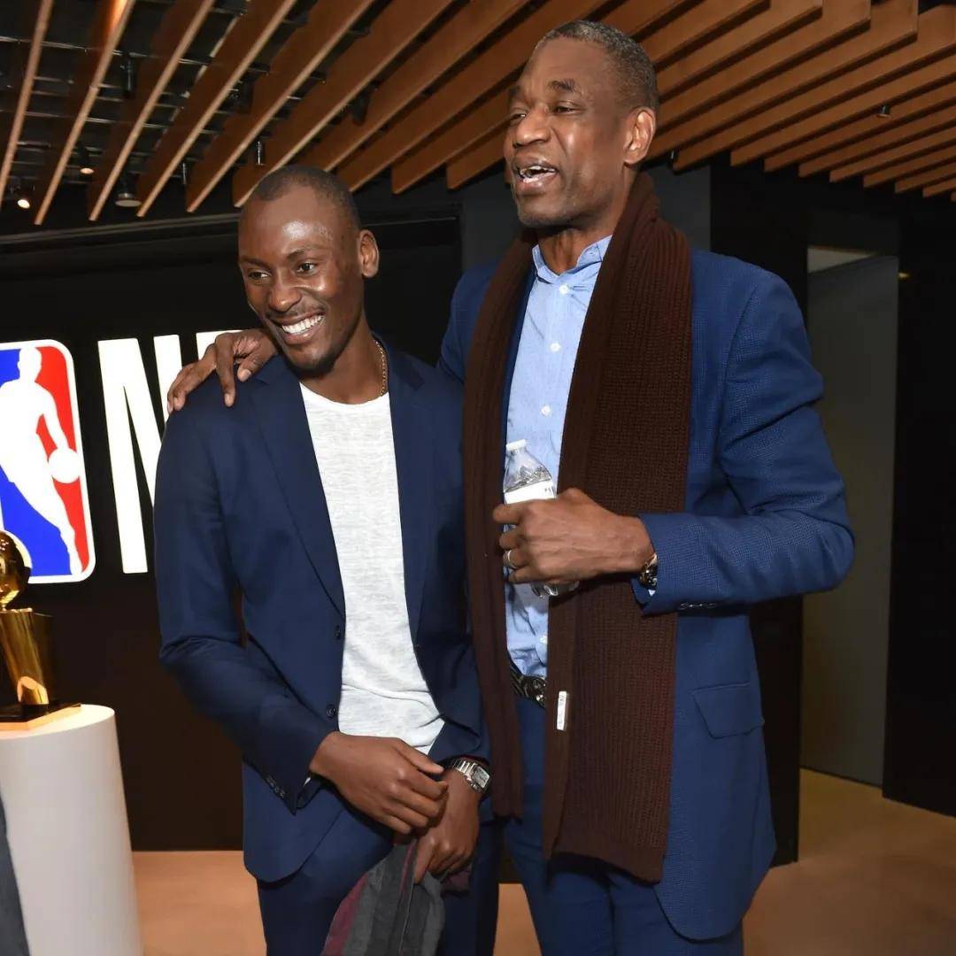 马刺宣布！休赛期最后一笔签约！首轮7号秀联手文班亚马