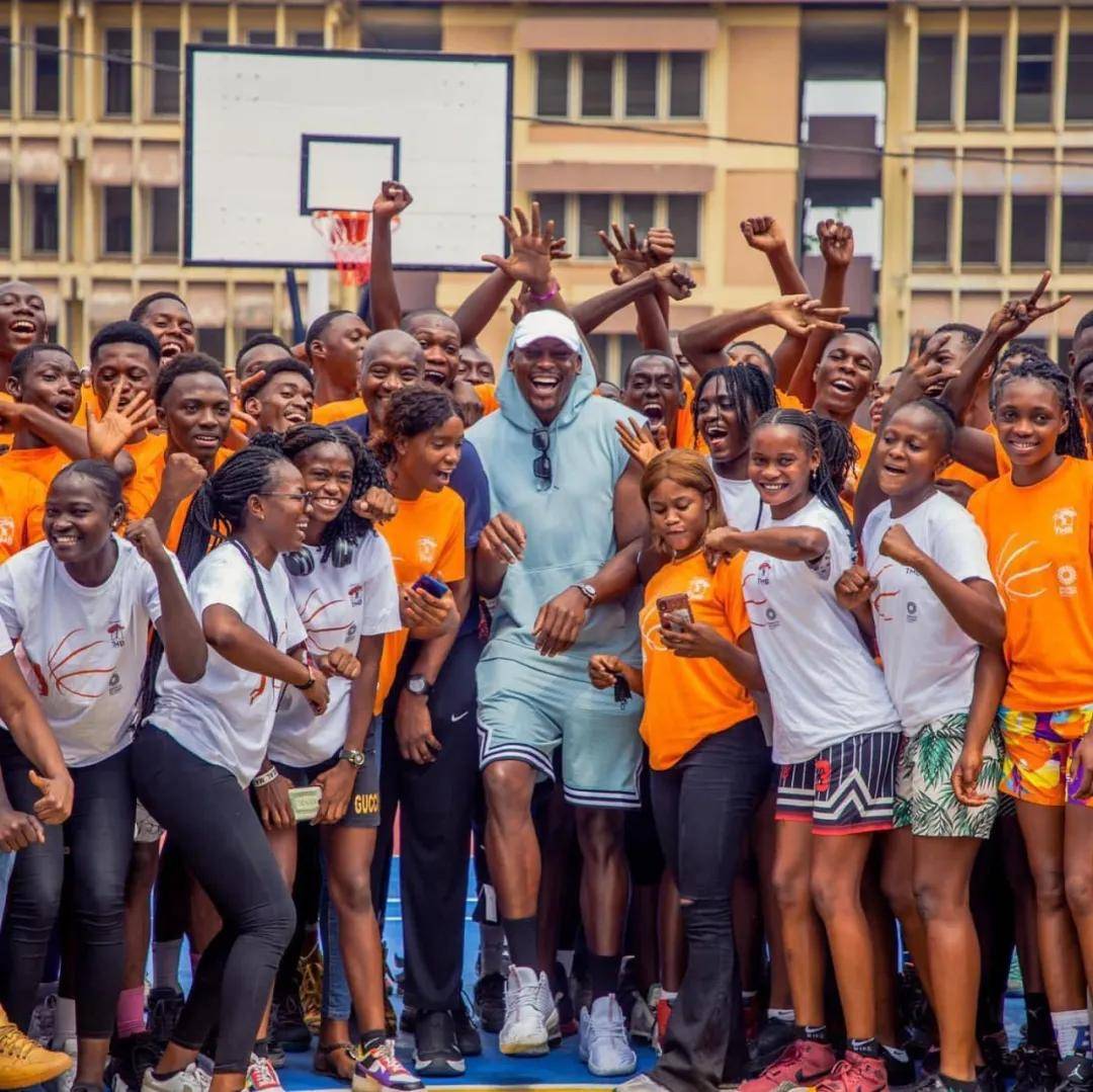 马刺宣布！休赛期最后一笔签约！首轮7号秀联手文班亚马