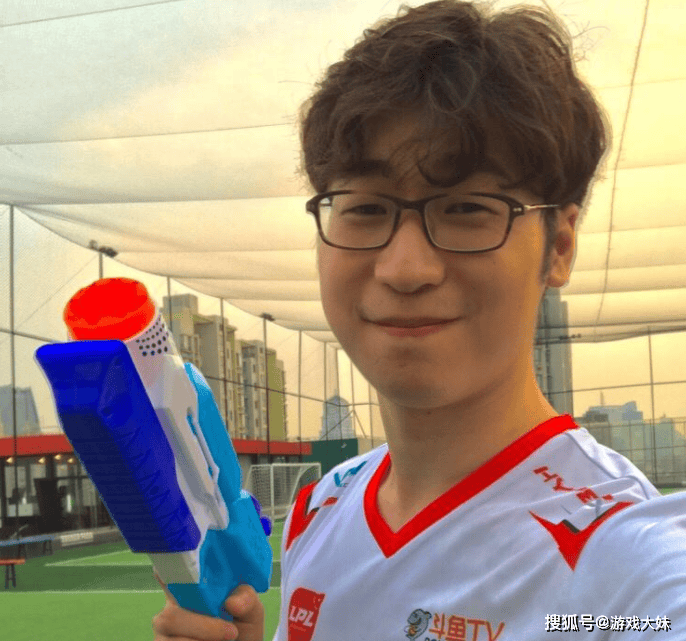 LPL终于漲(zhǎng)工(gōng)资了，王多多曝光(guāng)如(rú)今解(jiě)说工(gōng)资，琯(guǎn)泽元(yuán)收入最高