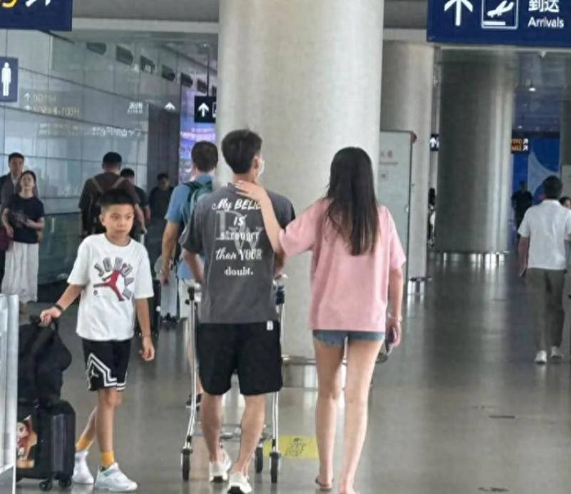 徐(xú)杰攜(xié)女友亮相上海(hǎi)浦东机场，开启解说生涯将解说中国男(nán)篮比赛