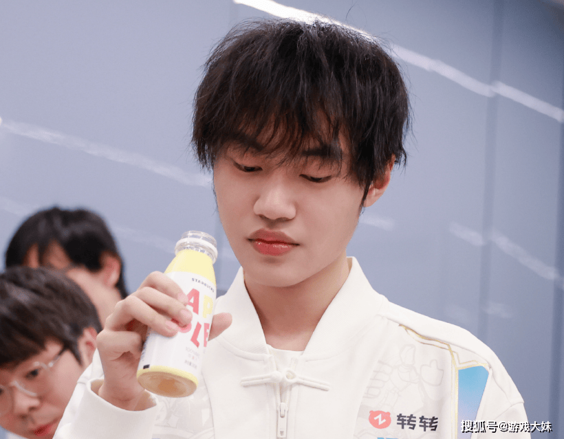 解说米(mǐ)勒说出LPL困境，中单選(xuǎn)手出现严重断档，新生代实力(lì)都(dōu)很菜