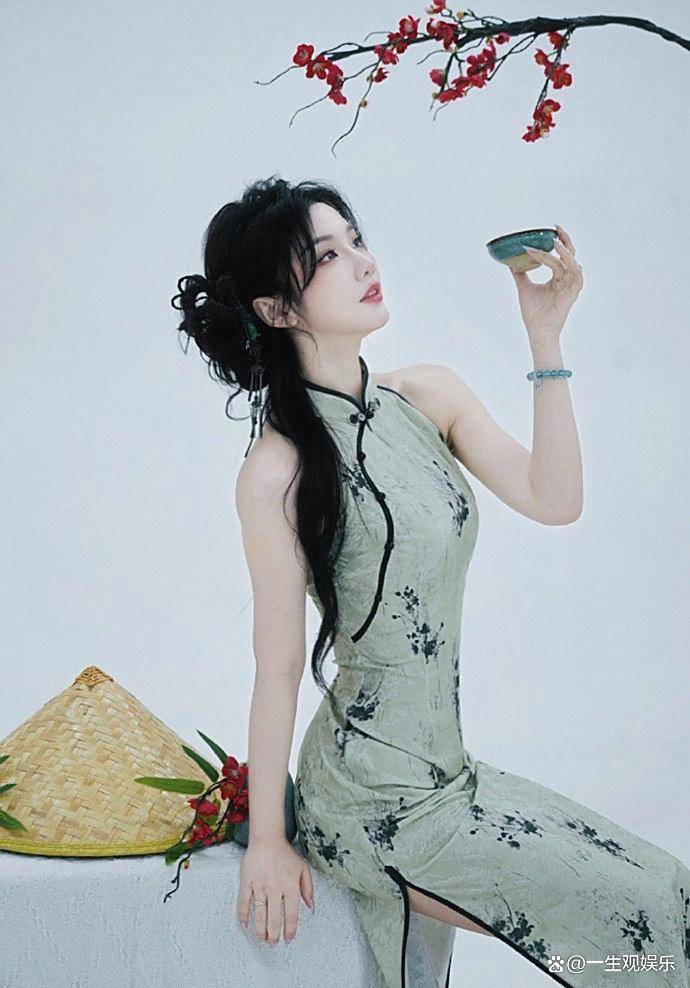 KPL官方解(jiě)说的(de)解(jiě)说小鹿，身材還(hái)是(shì)很顶的(de)，旗袍(páo)太适合她了(le)！