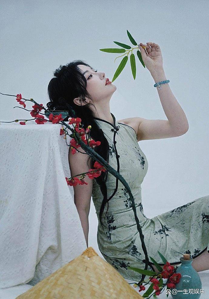 KPL官方解说的解说小鹿，身材还是很顶的，旗袍太适合她了！