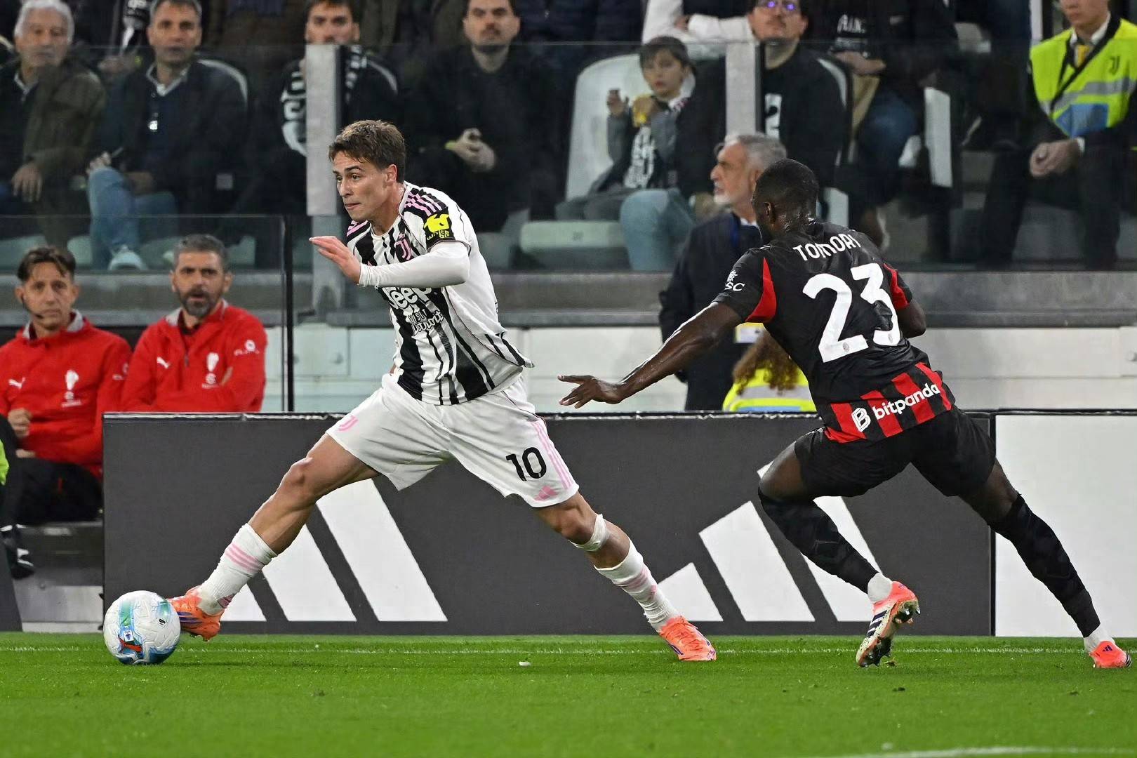 罗马+那不勒(lēi)斯均上演逆转好戯(xì)，两隊(duì)同分，排名(míng)包揽前二