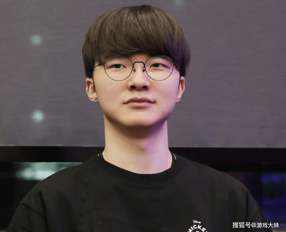 LOL比賽(sài)暂停长達(dá)3小时，选手打开直播看(kàn)比賽(sài)，被(bèi)官方禁賽(sài)处罚