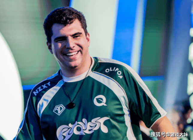 S15比赛FLY禁用了5位(wèi)女(nǚ)英雄，女(nǚ)博(bó)主公开质疑，指(zhǐ)责他们性别歧视